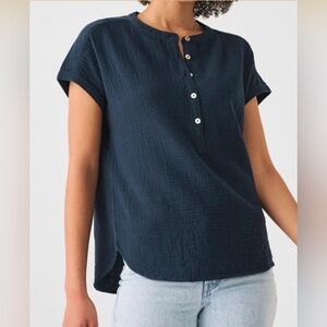 Faherty Dream Cotton Gauze Desmond Top in Navy sz S